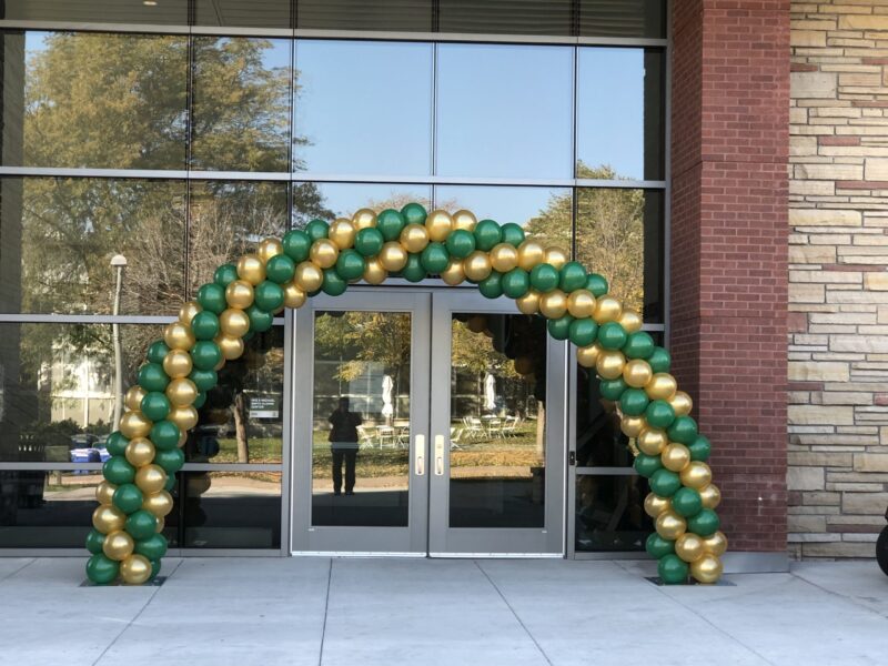 Classic 25 foot spiral garland arch- by Balloon Art by Merry Makers